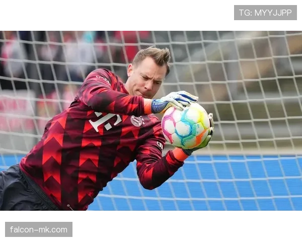 诺伊尔门将风格演变：从清道夫门将到防线指挥官的持续转型