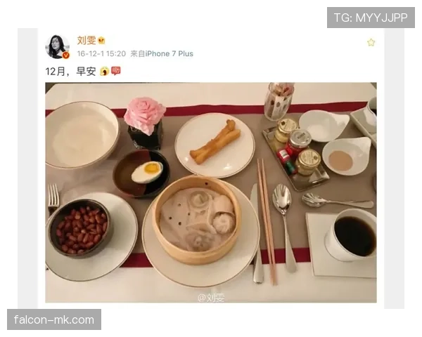 莱万每天凌晨四点喝黑咖啡啃鸡胸肉，老婆说他闻起来像健身房的抹布