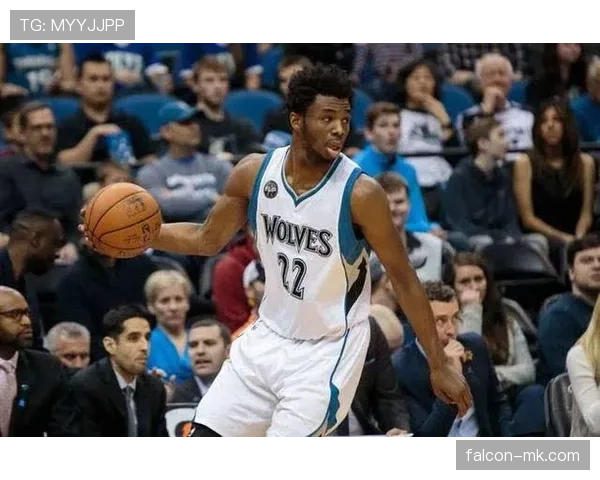 安德鲁·威金斯无球切入创造空间效率提升显著拉开防守差距